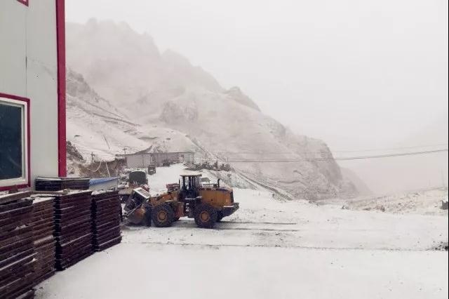 人間四月芳菲盡，山中春雪還復來(lái)