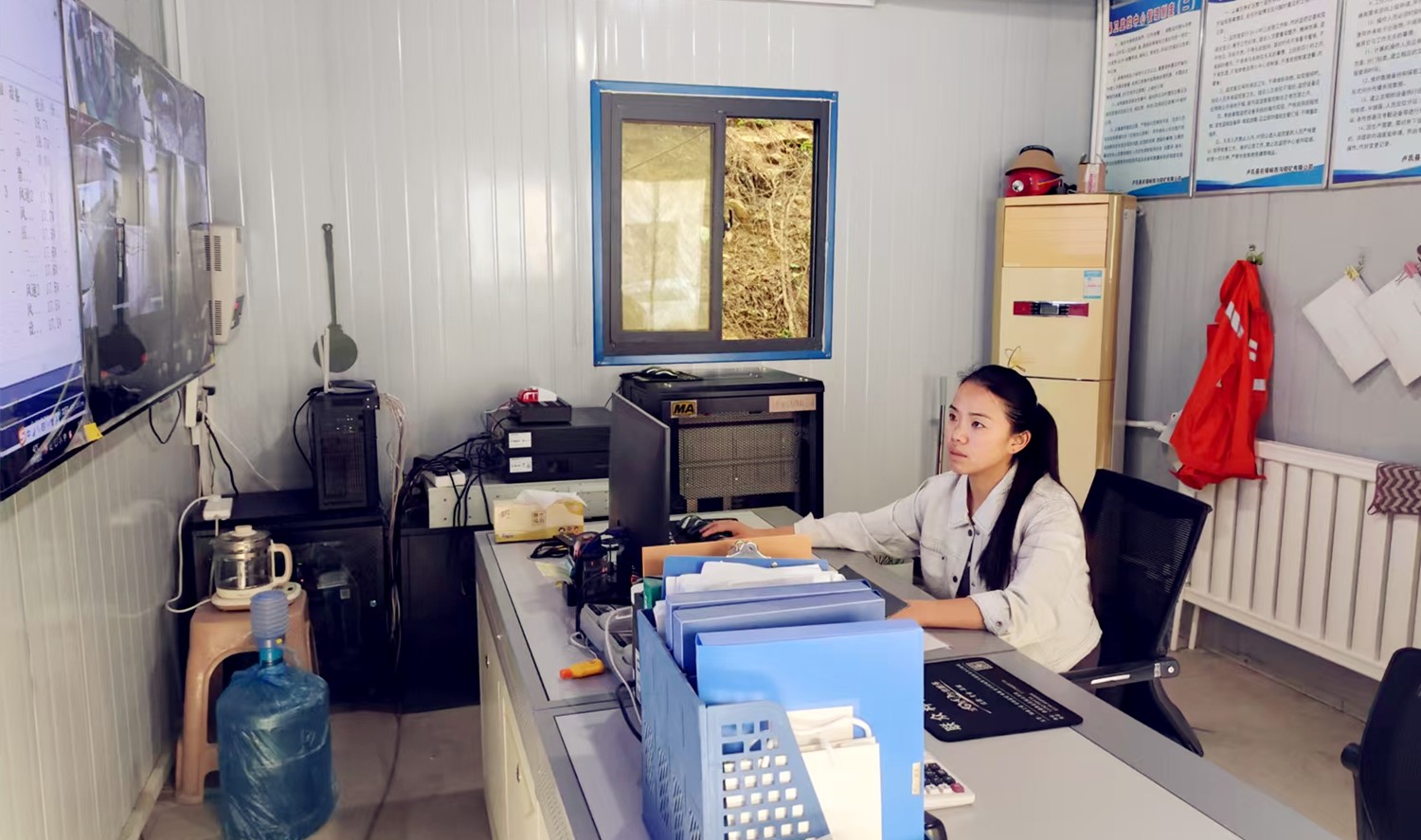 堅守安全防線(xiàn)，綻放巾幗風(fēng)采｜記西溝鐵礦安全監控員黃春玲