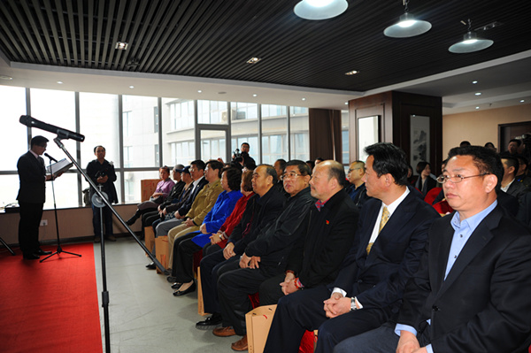 上海張大千大風(fēng)堂藝術(shù)中心洛陽(yáng)分中心揭牌儀式在開(kāi)元礦業(yè)集團舉行