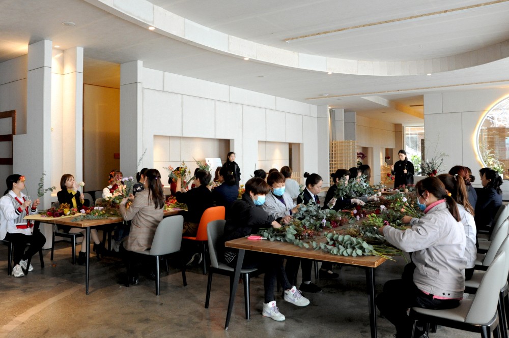 鮮花點(diǎn)綴節日｜洛陽(yáng)開(kāi)元集團“三八節插花藝術(shù)”活動(dòng)