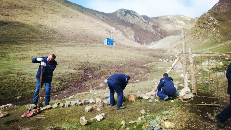 維修圍欄保護草場(chǎng)   互幫互助盡顯和諧
